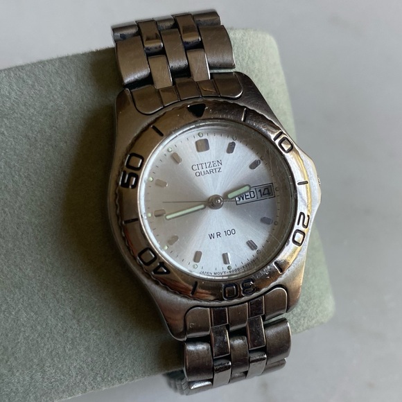 Citizen Quartz WR100 Watch Unisex - Picture 9 of 9